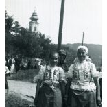 Zarándokok isaszegi népviseletben, Máriabesnyő, búcsú, templom, vallás, egyház, 1930-as évek, Horthy-korszak, Eredeti fotó, papírkép.   