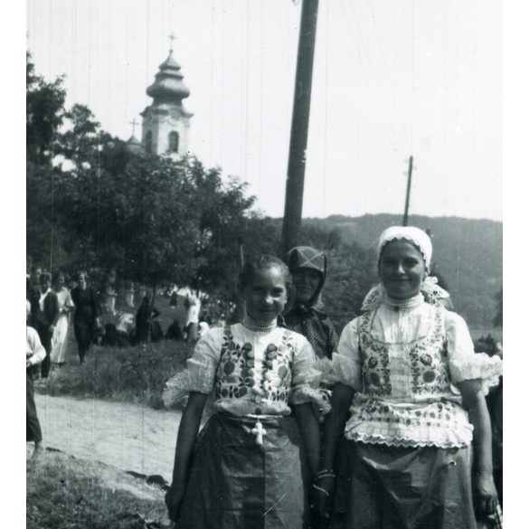 Zarándokok isaszegi népviseletben, Máriabesnyő, búcsú, templom, vallás, egyház, 1930-as évek, Horthy-korszak, Eredeti fotó, papírkép.   