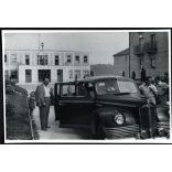 ZISZ 110 szovjet személygépkocsi, Gellénháza, Olajbányász kultúrház, autó, jármű, közlekedés, szocializmus,, 1950-es évek, Eredeti fotó, papírkép.   