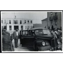   ZISZ 110 szovjet személygépkocsi, Gellénháza, Olajbányász kultúrház, autó, jármű, közlekedés, szocializmus,, 1950-es évek, Eredeti fotó, papírkép.   
