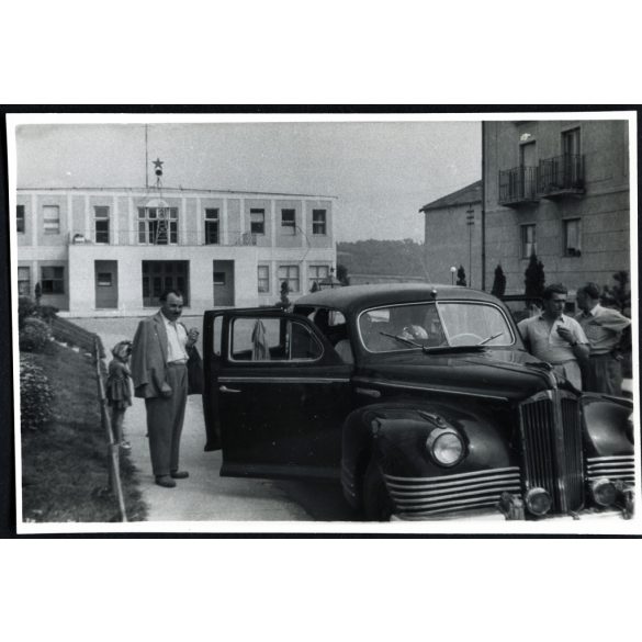 ZISZ 110 szovjet személygépkocsi, Gellénháza, Olajbányász kultúrház, autó, jármű, közlekedés, szocializmus,, 1950-es évek, Eredeti fotó, papírkép.   