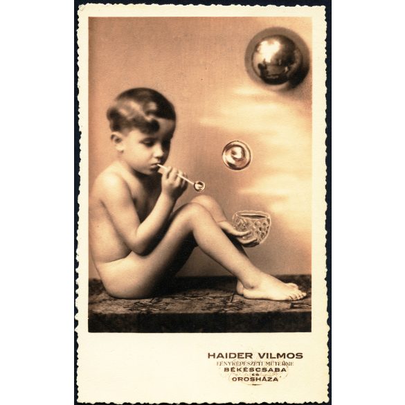 Haider Vilmos műterme, Békéscsaba (Orosháza), fiú buborékfújóval, különös háttér, Horthy-korszak, 1930-as évek, Eredeti fotó, papírkép, fotóművészeti alkotás.   