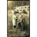 Fotograf Adler, Tusnád, Erdély, elegáns házaspár a vasúti hídnál, közlekedés, Horthy-korszak, helytörténet, 1926, 1920-as évek, Eredeti fotó, pecséttel jelzett papírkép.