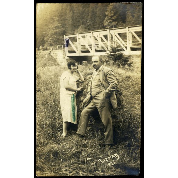 Fotograf Adler, Tusnád, Erdély, elegáns házaspár a vasúti hídnál, közlekedés, Horthy-korszak, helytörténet, 1926, 1920-as évek, Eredeti fotó, pecséttel jelzett papírkép.