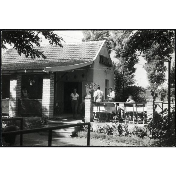 A Tulipán presszó, Badacsony, Balaton, vendéglátás, kommunizmus, helytörténet, 1954, 1950-es évek, Eredeti fotó, hátulján feliratozott papírkép. 