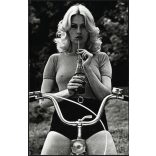 Szőke nő kerékpáron, Traubisoda reklám, szocializmus, 1970-es évek, Eredeti fotó, papírkép.