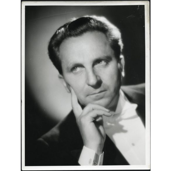 Nagyobb méret, Páger Antal színművész, színház, mozi, film, művész, Férfihűség című film,   Horthy-korszak, 1940-es évek, Eredeti fotó, hátulján feliratozott papírkép. 