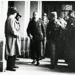 Nagyobb méret, Matuska Szilveszter a bíróságon, Budapest, vasúti merénylet, viadukt, rendőr, börtönőr, egyenruha,  Biatorbágy, Horthy-korszak, 1934., , 1930-as évek, Eredeti fotó, Universal Press Association pecséttel jelzett papírkép.