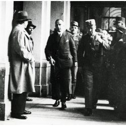   Nagyobb méret, Matuska Szilveszter a bíróságon, Budapest, vasúti merénylet, viadukt, rendőr, börtönőr, egyenruha,  Biatorbágy, Horthy-korszak, 1934., , 1930-as évek, Eredeti fotó, Universal Press Association pecséttel jelzett papírkép.
