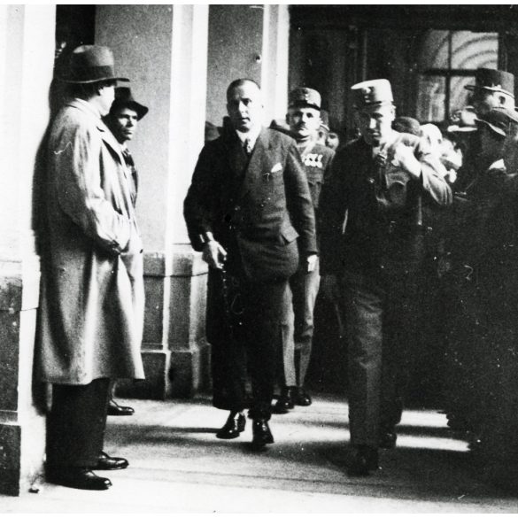 Nagyobb méret, Matuska Szilveszter a bíróságon, Budapest, vasúti merénylet, viadukt, rendőr, börtönőr, egyenruha,  Biatorbágy, Horthy-korszak, 1934., , 1930-as évek, Eredeti fotó, Universal Press Association pecséttel jelzett papírkép.