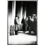 Nagyobb méret, Matuska Szilveszter a bíróságon, Budapest, vasúti merénylet, viadukt, rendőr, börtönőr, egyenruha,  Biatorbágy, Horthy-korszak, 1934., , 1930-as évek, Eredeti fotó, Universal Press Association pecséttel jelzett papírkép.