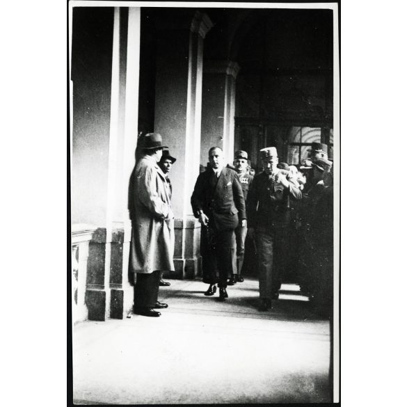 Nagyobb méret, Matuska Szilveszter a bíróságon, Budapest, vasúti merénylet, viadukt, rendőr, börtönőr, egyenruha,  Biatorbágy, Horthy-korszak, 1934., , 1930-as évek, Eredeti fotó, Universal Press Association pecséttel jelzett papírkép.