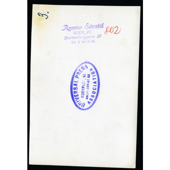 Nagyobb méret, Matuska Szilveszter a bíróságon, Budapest, vasúti merénylet, viadukt, rendőr, börtönőr, egyenruha,  Biatorbágy, Horthy-korszak, 1934., , 1930-as évek, Eredeti fotó, Universal Press Association pecséttel jelzett papírkép.