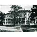 Nagyobb méret, Szendrő István fotóművészeti alkotása, Margaréta Szálló, Budapest, Margitsziget, vendéglátás, turizmus, építészet,  1930-as évek, Horthy-korszak, Eredeti, pecséttel jelzett fotó, papírkép. Dekorációnak, ajándéknak is kiváló.
