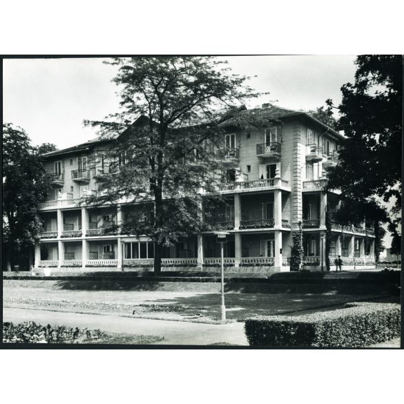 Nagyobb méret, Szendrő István fotóművészeti alkotása, Margaréta Szálló, Budapest, Margitsziget, vendéglátás, turizmus, építészet,  1930-as évek, Horthy-korszak, Eredeti, pecséttel jelzett fotó, papírkép. Dekorációnak, ajándéknak is kiváló.
