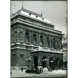 Nagyobb méret, Szendrő István fotóművészeti alkotása, luxusautó az Operaház előtt, Budapest, jármű, közlekedés, Andrássy út, tél,  1930-as évek, Horthy-korszak, Eredeti, pecséttel jelzett fotó, papírkép, Agfa Brovira papíron. Dekorációnak, ajándéknak