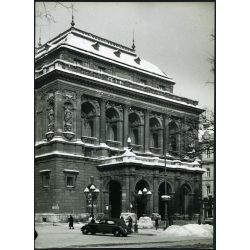   Nagyobb méret, Szendrő István fotóművészeti alkotása, luxusautó az Operaház előtt, Budapest, jármű, közlekedés, Andrássy út, tél,  1930-as évek, Horthy-korszak, Eredeti, pecséttel jelzett fotó, papírkép, Agfa Brovira papíron. Dekorációnak, ajándéknak