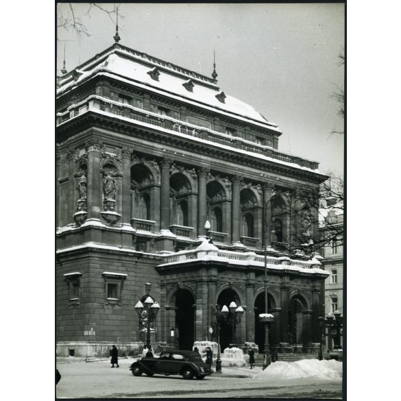 Nagyobb méret, Szendrő István fotóművészeti alkotása, luxusautó az Operaház előtt, Budapest, jármű, közlekedés, Andrássy út, tél,  1930-as évek, Horthy-korszak, Eredeti, pecséttel jelzett fotó, papírkép, Agfa Brovira papíron. Dekorációnak, ajándéknak