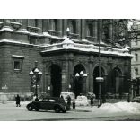 Nagyobb méret, Szendrő István fotóművészeti alkotása, luxusautó az Operaház előtt, Budapest, jármű, közlekedés, Andrássy út, tél,  1930-as évek, Horthy-korszak, Eredeti, pecséttel jelzett fotó, papírkép, Agfa Brovira papíron. Dekorációnak, ajándéknak