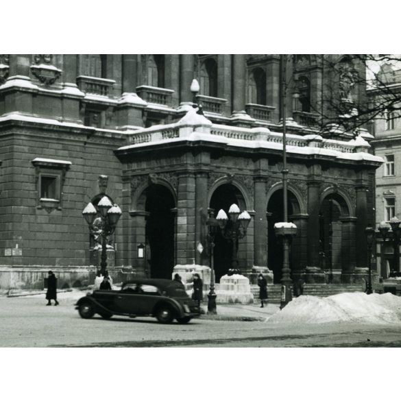 Nagyobb méret, Szendrő István fotóművészeti alkotása, luxusautó az Operaház előtt, Budapest, jármű, közlekedés, Andrássy út, tél,  1930-as évek, Horthy-korszak, Eredeti, pecséttel jelzett fotó, papírkép, Agfa Brovira papíron. Dekorációnak, ajándéknak