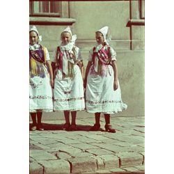   Agfacolor dia, nők népviseletben, ünnepi körmenet a budai várban, Budapest, Horthy-korszak, 1940-es évek. eredeti ritka Agfacolor színes dia.