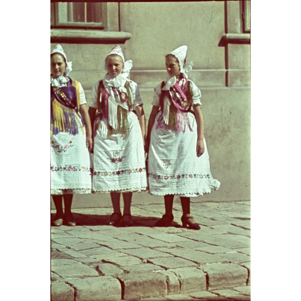 Agfacolor dia, nők népviseletben, ünnepi körmenet a budai várban, Budapest, Horthy-korszak, 1940-es évek. eredeti ritka Agfacolor színes dia.