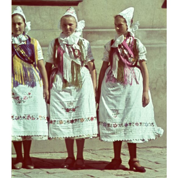 Agfacolor dia, nők népviseletben, ünnepi körmenet a budai várban, Budapest, Horthy-korszak, 1940-es évek. eredeti ritka Agfacolor színes dia.