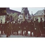 Agfacolor dia, ünnepi körmenet a budai várban, Budapest, egyenruha, díszőrség, katona, főnemes, politikai vezető, Horthy-korszak, 1940-es évek. eredeti ritka Agfacolor színes dia. 