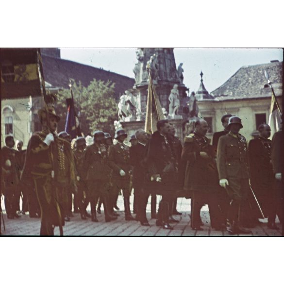 Agfacolor dia, ünnepi körmenet a budai várban, Budapest, egyenruha, díszőrség, katona, főnemes, politikai vezető, Horthy-korszak, 1940-es évek. eredeti ritka Agfacolor színes dia. 