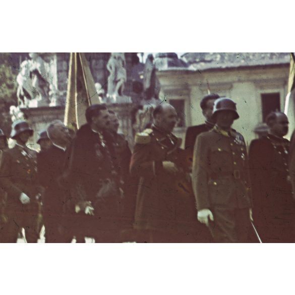 Agfacolor dia, ünnepi körmenet a budai várban, Budapest, egyenruha, díszőrség, katona, főnemes, politikai vezető, Horthy-korszak, 1940-es évek. eredeti ritka Agfacolor színes dia. 