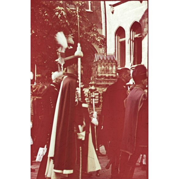 Agfacolor dia, ünnepi körmenet a budai várban, Budapest, Szent Jobb, egyenruha, díszőrség, katona, politikai vezető, Horthy-korszak, 1940-es évek. eredeti ritka Agfacolor színes dia. 