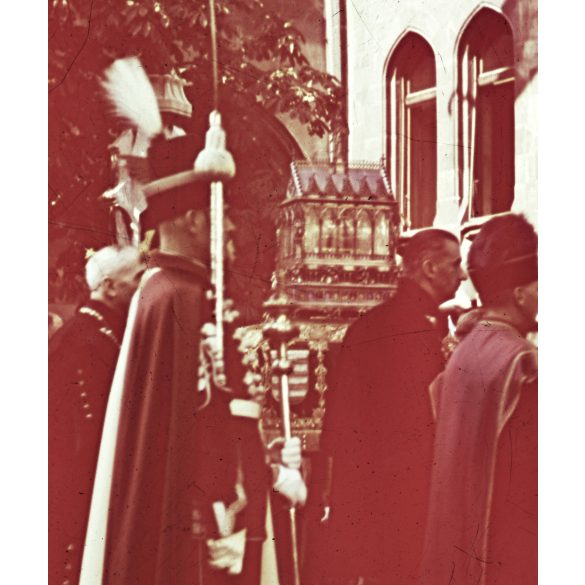 Agfacolor dia, ünnepi körmenet a budai várban, Budapest, Szent Jobb, egyenruha, díszőrség, katona, politikai vezető, Horthy-korszak, 1940-es évek. eredeti ritka Agfacolor színes dia. 