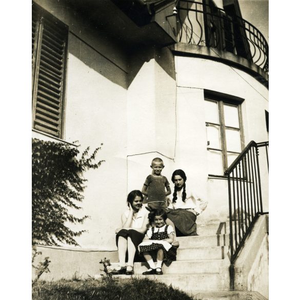 2 darab fotó, modern villa a Rózsadombon, Budapest, 2. kerület, város, helytörténet, 1930-as évek, Horthy-korszak, Eredeti fotó, hátilján feliratozott papírkép.   
