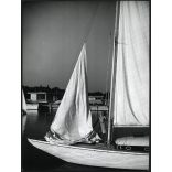 Nagyobb méret, Szendrő István fotóművészeti alkotása, vitorlás a kikötőben, Balaton, sport, jármű, közlekedés, 1930-as évek, Horthy-korszak, Eredeti, pecséttel jelzett fotó, papírkép, Agfa Brovira papíron.