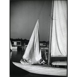   Nagyobb méret, Szendrő István fotóművészeti alkotása, vitorlás a kikötőben, Balaton, sport, jármű, közlekedés, 1930-as évek, Horthy-korszak, Eredeti, pecséttel jelzett fotó, papírkép, Agfa Brovira papíron.
