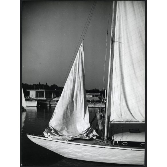 Nagyobb méret, Szendrő István fotóművészeti alkotása, vitorlás a kikötőben, Balaton, sport, jármű, közlekedés, 1930-as évek, Horthy-korszak, Eredeti, pecséttel jelzett fotó, papírkép, Agfa Brovira papíron.