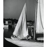 Nagyobb méret, Szendrő István fotóművészeti alkotása, vitorlás a kikötőben, Balaton, sport, jármű, közlekedés, 1930-as évek, Horthy-korszak, Eredeti, pecséttel jelzett fotó, papírkép, Agfa Brovira papíron.