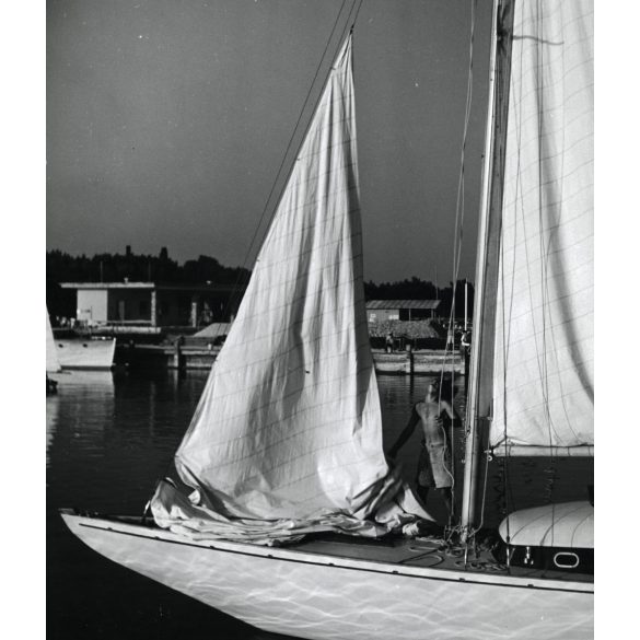 Nagyobb méret, Szendrő István fotóművészeti alkotása, vitorlás a kikötőben, Balaton, sport, jármű, közlekedés, 1930-as évek, Horthy-korszak, Eredeti, pecséttel jelzett fotó, papírkép, Agfa Brovira papíron.