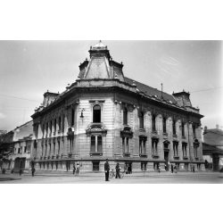   Fotó negatív, magyar rendőr a volt Osztrák-Magyar Bankpalota előtt, Kolozsvár, Erdély, , közlekedés, városkép, 2. világháború, helytörténet, Horthy-korszak, 1940-es évek,  Eredeti nagyméretű fotó negatív!