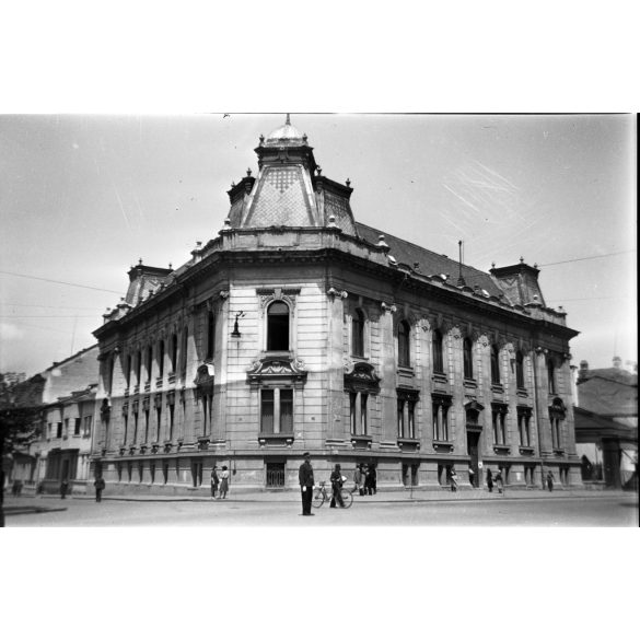 Fotó negatív, magyar rendőr a volt Osztrák-Magyar Bankpalota előtt, Kolozsvár, Erdély, , közlekedés, városkép, 2. világháború, helytörténet, Horthy-korszak, 1940-es évek,  Eredeti nagyméretű fotó negatív!