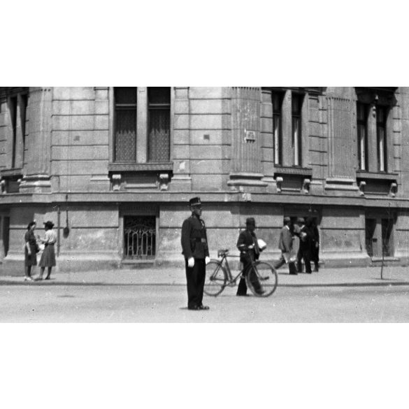 Fotó negatív, magyar rendőr a volt Osztrák-Magyar Bankpalota előtt, Kolozsvár, Erdély, , közlekedés, városkép, 2. világháború, helytörténet, Horthy-korszak, 1940-es évek,  Eredeti nagyméretű fotó negatív!