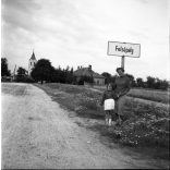 Fotó negatív, anya kislányával, Felsőpaty (Rábapaty), felirat, tábla, falu, Vas megye, , helytörténet, szocializmus, 1960-as évek,  Eredeti nagyméretű fotó negatív!       