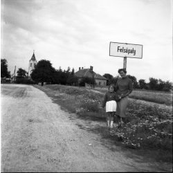   Fotó negatív, anya kislányával, Felsőpaty (Rábapaty), felirat, tábla, falu, Vas megye, , helytörténet, szocializmus, 1960-as évek,  Eredeti nagyméretű fotó negatív!       