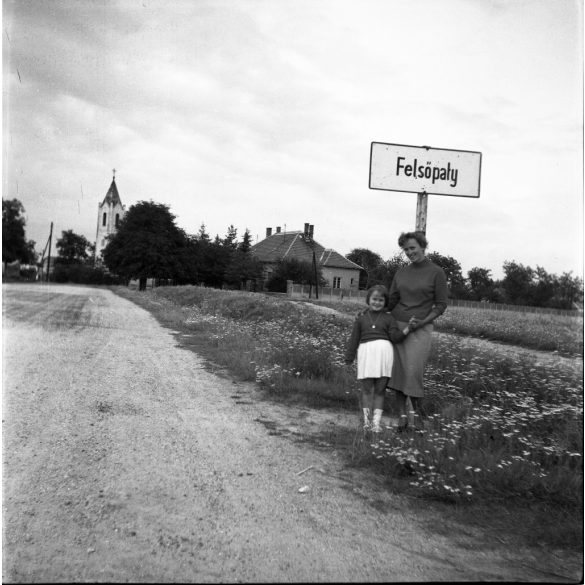 Fotó negatív, anya kislányával, Felsőpaty (Rábapaty), felirat, tábla, falu, Vas megye, , helytörténet, szocializmus, 1960-as évek,  Eredeti nagyméretű fotó negatív!       