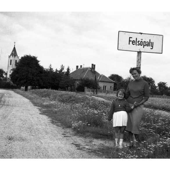Fotó negatív, anya kislányával, Felsőpaty (Rábapaty), felirat, tábla, falu, Vas megye, , helytörténet, szocializmus, 1960-as évek,  Eredeti nagyméretű fotó negatív!       