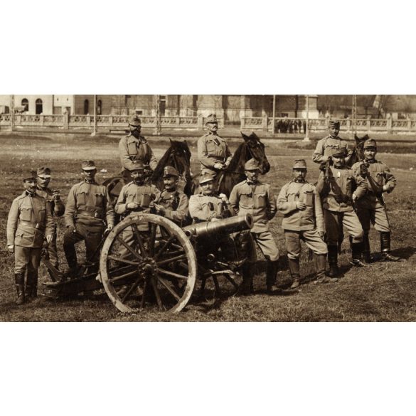 Magyar honvédek egyenruhában, 8 cm-es 5 M. tábori ágyú, osztrák magyar tüzérség, fegyver, 1. világháború, helytörténet, 1910-es évek, monarchia, Eredeti fotó, papírkép. 