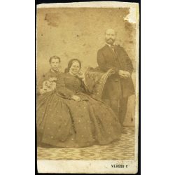   Veress Ferenc műterme, Kolozsvár, Erdély, elegáns család magyaros ruhában, Stein János könyvkereskedő, monarchia, 1860-as évek, Eredeti CDV, vizitkártya fotósarka hiányos, sérült, széle vágott.  