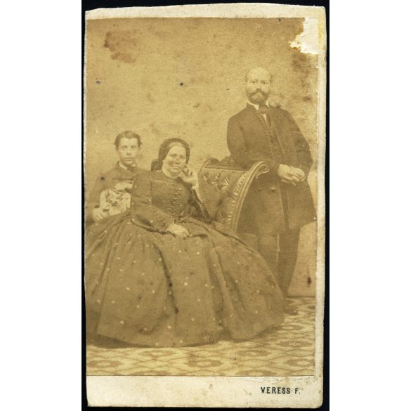 Veress Ferenc műterme, Kolozsvár, Erdély, elegáns család magyaros ruhában, Stein János könyvkereskedő, monarchia, 1860-as évek, Eredeti CDV, vizitkártya fotósarka hiányos, sérült, széle vágott.  