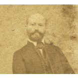 Veress Ferenc műterme, Kolozsvár, Erdély, elegáns család magyaros ruhában, Stein János könyvkereskedő, monarchia, 1860-as évek, Eredeti CDV, vizitkártya fotósarka hiányos, sérült, széle vágott.  