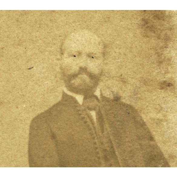 Veress Ferenc műterme, Kolozsvár, Erdély, elegáns család magyaros ruhában, Stein János könyvkereskedő, monarchia, 1860-as évek, Eredeti CDV, vizitkártya fotósarka hiányos, sérült, széle vágott.  